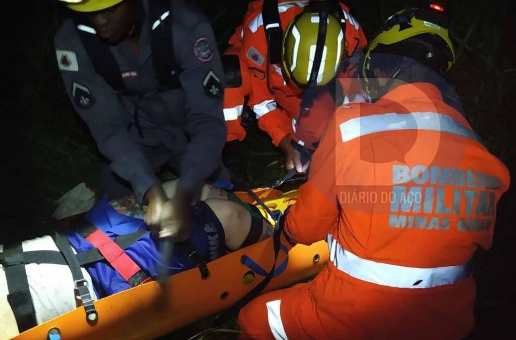 Bombeiros salvam homem em local de difícil acesso, em Iapu