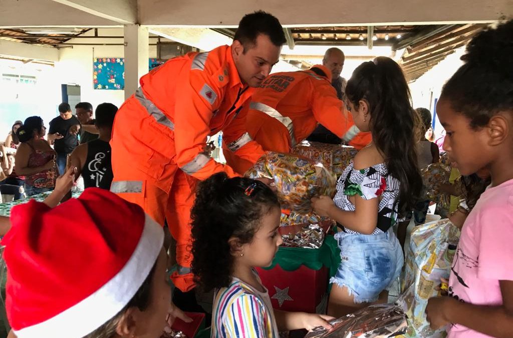 Bombeiros fazem festa de Natal em escola municipal, em Timóteo