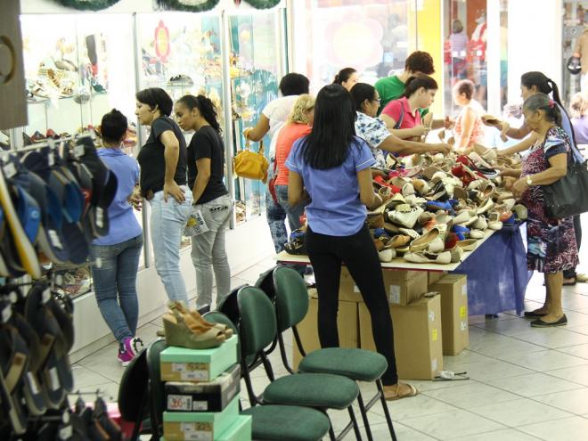 Últimos dias antes do Natal devem lotar as lojas da região, aponta pesquisa