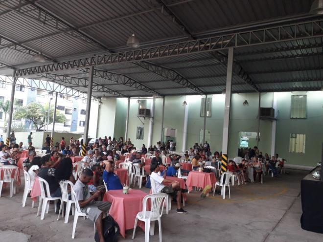 Moradores de rua são recebidos em festividade natalina
