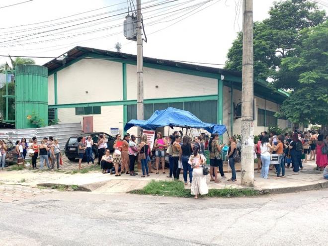 Milhares de candidatos enfrentam fila para processo seletivo