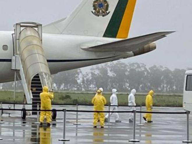 Brasileiros resgatados na China cumprem quarentena