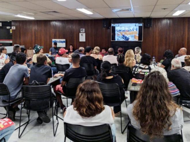 Professores da rede estadual decidem manter greve em assembleia