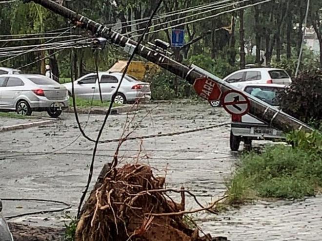 Chuva deixa ruas interditadas e rede elétrica partida em Ipatinga