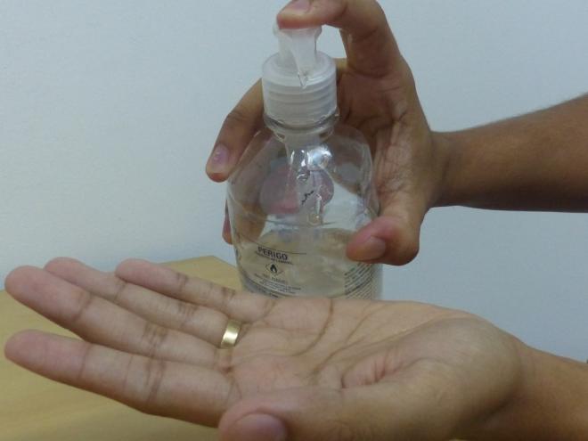 Coronavírus reduz estoque de álcool em gel e máscaras no comércio