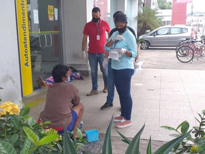 Moradores em situação de rua recebem máscaras