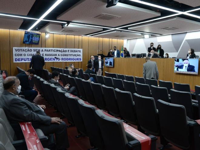 Deputados criticam reforma da previdência em plena pandemia