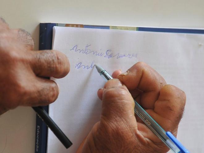 Taxa cai levemente, mas Brasil ainda tem 11 milhões de analfabetos