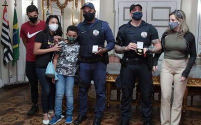 Humilhados por desembargador sem máscara, guardas são homenageados