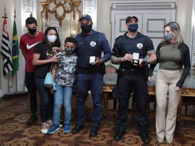 Humilhados por desembargador sem máscara, guardas são homenageados