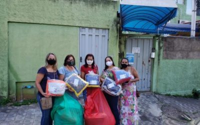 Voluntários confeccionam almofadas para doações