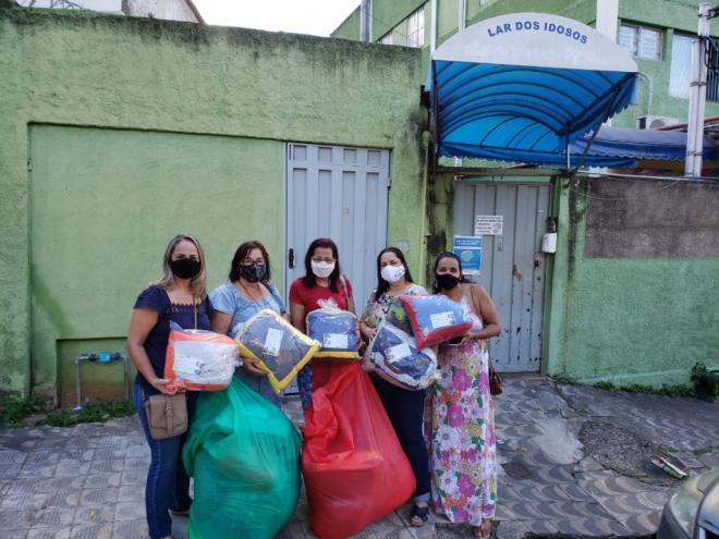 Voluntários confeccionam almofadas para doações